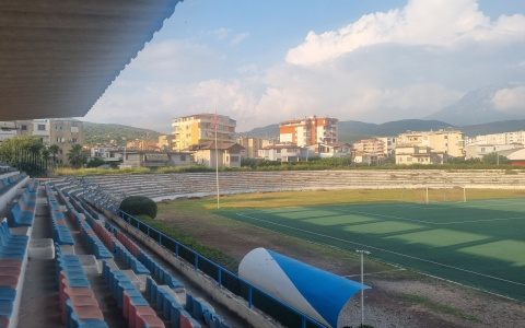 Tomori Stadium van FK Tomori in Berat (Albanië) -Stadionkoorts Groundhopping